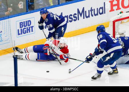 Le 30 juin 2021 : Puck s’éloigne après que le centre des Canadiens de Montréal Eric Staal (21) tombe sur la glace alors que le Lightning de Tampa Bay a quitté l’aile Ross Colton (79) et le défenseur du Lightning de Tampa Bay David Savard (58) cherchent à s’effacer lors du deuxième match éliminatoire de la finale de la Coupe Stanley de la LNH des Canadiens de Montréal et du Lightning de Tampa Bay à Tampa Bay à Tampa, FL. John Crouch/CSM(image de crédit : &copy ; John Crouch/Cal Sport Media/CSM via ZUMA Wire) Banque D'Images
