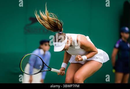 1er juillet 2021 : Paula Badosa d'Espagne en action lors de la deuxième manche du tournoi de tennis du Grand Chelem des Championnats de Wimbledon 2021 contre Yulia Putintseva du Kazakhstan (crédit image : © Rob Prange/AFP7 via ZUMA Wire) Banque D'Images