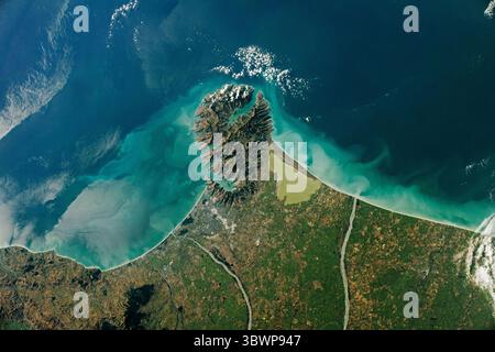 18 mars 2021 - Nouvelle-Zélande - un astronaute à bord de la Station spatiale internationale (ISS) a photographié Christchurch et la péninsule de Banks, une caractéristique distincte dépassant de la côte est de l'île du Sud de la Nouvelle-Zélande. Les nuances de bleu le long de la côte accentuent les eaux chargées de sédiments à partir de l'endroit où les rivières Waimakariri et Rakaia entrent dans la mer. La ville de Christchurch et le lac Ellesmere bordent la péninsule. (Crédit image : © NASA Earth/ZUMA Press Wire Service/ZUMAPRESS.com) Banque D'Images