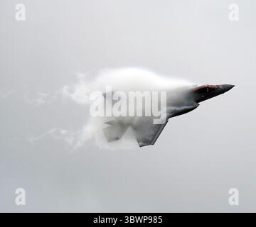 25 mai 2021 - États-Unis - un avion F-35A Lightning II affecté à l'équipe de démonstration F-35 de l'Armée de l'Air crée un cône de vapeur alors qu'il effectue un vol de démonstration à Tinker Air Force base, Okla., le 25 mai 2021. Les cônes de vapeur sont des nuages visibles d'eau condensée créés par des avions volant dans de l'air humide à grande vitesse. (Photo d'April McDonald) (crédit image : © U.S. Air Force/ZUMA Press Wire Service/ZUMAPRESS.com) Banque D'Images