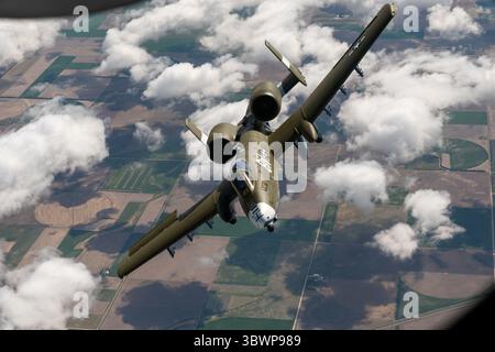 11 mai 2021 - Sioux City, Iowa, États-Unis - Un pilote du 190th Fighter Squadron, 124th Fighter Wing, Boise, Idaho, vole un A-10 Thunderbolt II avec un nouveau schéma de peinture du patrimoine de la seconde Guerre mondiale peint de l'installation de peinture Air National Guardâ€™ de Sioux City, Iowa à sa nouvelle maison à la Garde nationale aérienne de l'Idaho, Gowen Field, Idaho, Idaho, le 12 mai 2021. L'ancien avion A-10 a été peint pour commémorer le 75e anniversaire du 190e FSâ€™s et fait pour imiter la version 1944 du P-47 Thunderbolt piloté pendant la seconde Guerre mondiale par le 405e escadron de chasse, qui a été rebaptisé plus tard 190e FS. (ph Banque D'Images