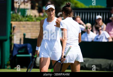 2 juillet 2021 : Paula Badosa d'Espagne joue en double avec Sara Sorribes Tormo au tournoi de tennis du Grand Chelem des championnats de Wimbledon 2021 (crédit image : © Rob Prange/AFP7 via ZUMA Wire) Banque D'Images