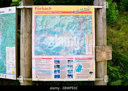 Forbach, Allemagne - 12 juillet 2025 : carte de la ville de Forbach dans la Forêt Noire montée dans un cadre forestier. Panneau d'orientation touristique à Schwarzwald Banque D'Images