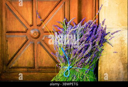 Paquet de lavande fraîchement coupé sur une vieille porte en bois - charme naturel et flair méditerranéen à Valensole, le point culminant méditerranéen et l'attraction de Banque D'Images