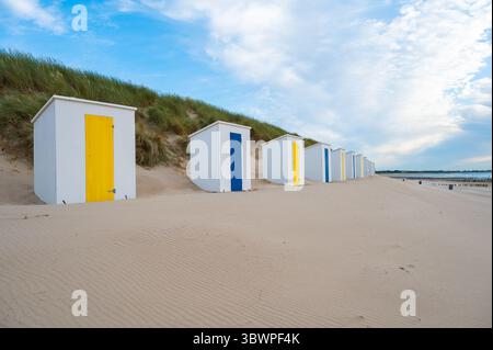 Cabanes de plage sur la plage, Cadzand, Zélande, pays-Bas Banque D'Images
