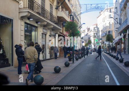 Nice, France - 1er janvier 2025 touristes et résidents marchant et faisant du shopping dans la rue Massena pendant la période de noël, avec des décorations de noël et stree Banque D'Images