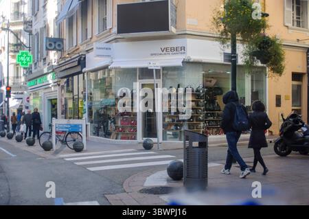 Nice, France - 1er janvier 2025 touristes et résidents marchant et faisant du shopping dans la rue Massena pendant la période de noël, avec des décorations de noël et stree Banque D'Images