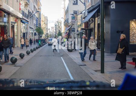 Nice, France - 1er janvier 2025 touristes et résidents marchant et faisant du shopping dans la rue Massena pendant la période de noël, avec des décorations de noël et stree Banque D'Images