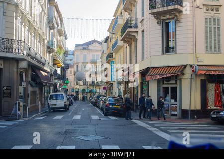 Nice, France - 1er janvier 2025 touristes et résidents marchant et faisant du shopping dans la rue Massena pendant la période de noël, avec des décorations de noël et stree Banque D'Images
