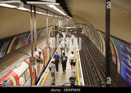 Train Northern Line en direction du nord arrivant à la station de métro Clapham North à Londres, Royaume-Uni. Arrangement controversé de plate-forme centrale. Banque D'Images