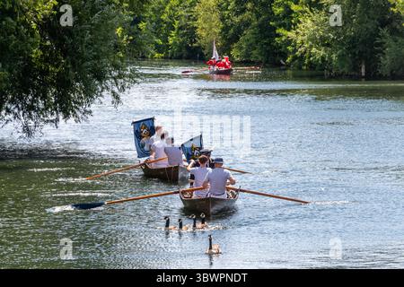 16 juillet 2025. La montée annuelle du cygne sur la Tamise. Les bateaux à rames à dessus de cygne photographiés à Hambleden Lock, Berkshire, Angleterre, Royaume-Uni Banque D'Images