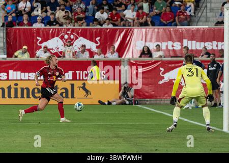 Harrison, États-Unis. 16 juillet 2025. Emil Forsberg (10 ans) des Red Bulls poursuit le ballon lors d'un match de saison régulière de la MLS contre la New England Revolution au Sports Illustrated Stadium à Harrison, NJ, le 16 juillet 2025. Red Bulls a gagné 5 à 3. (Photo de Lev Radin/Pacific Press) crédit : Pacific Press Media production Corp./Alamy Live News Banque D'Images