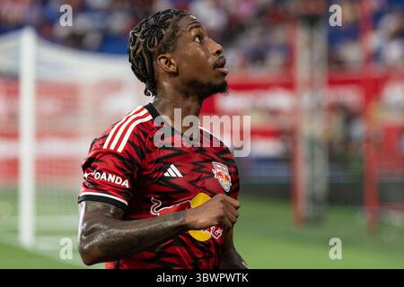 Harrison, États-Unis. 16 juillet 2025. Kyle Duncan (6 ans) des Red Bulls en action lors d'un match de saison régulière de la MLS contre la New England Revolution au Sports Illustrated Stadium à Harrison, New Jersey, le 16 juillet 2025. Red Bulls a gagné 5 à 3. (Photo de Lev Radin/Pacific Press) crédit : Pacific Press Media production Corp./Alamy Live News Banque D'Images