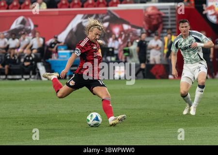 Harrison, États-Unis. 16 juillet 2025. Emil Forsberg (10 ans) des Red Bulls contrôle le ballon lors d'un match de saison régulière de la MLS contre la New England Revolution au Sports Illustrated Stadium de Harrison, New Jersey, le 16 juillet 2025. Red Bulls a gagné 5 à 3. (Photo de Lev Radin/Pacific Press) crédit : Pacific Press Media production Corp./Alamy Live News Banque D'Images