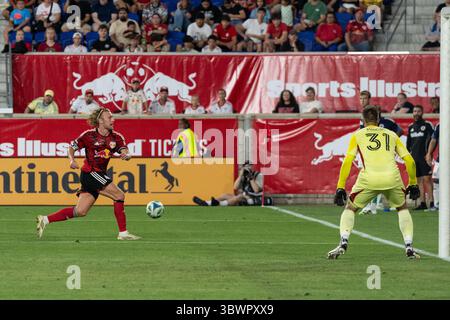 Harrison, New Jersey, États-Unis. 16 juillet 2025. Emil Forsberg (10 ans) des Red Bulls poursuit le ballon lors d'un match de saison régulière de la MLS contre la New England Revolution au Sports Illustrated Stadium à Harrison, NJ, le 16 juillet 2025. Red Bulls a gagné 5 à 3. (Crédit image : © Lev Radin/Pacific Press via ZUMA Press Wire) USAGE ÉDITORIAL SEULEMENT ! Non destiné à UN USAGE commercial ! Banque D'Images