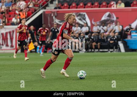 Harrison, New Jersey, États-Unis. 16 juillet 2025. Emil Forsberg (10 ans) des Red Bulls contrôle le ballon lors d'un match de saison régulière de la MLS contre la New England Revolution au Sports Illustrated Stadium de Harrison, New Jersey, le 16 juillet 2025. Red Bulls a gagné 5 à 3. (Crédit image : © Lev Radin/Pacific Press via ZUMA Press Wire) USAGE ÉDITORIAL SEULEMENT ! Non destiné à UN USAGE commercial ! Banque D'Images
