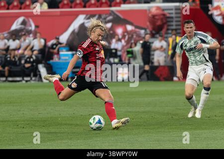 Harrison, New Jersey, États-Unis. 16 juillet 2025. Emil Forsberg (10 ans) des Red Bulls contrôle le ballon lors d'un match de saison régulière de la MLS contre la New England Revolution au Sports Illustrated Stadium de Harrison, New Jersey, le 16 juillet 2025. Red Bulls a gagné 5 à 3. (Crédit image : © Lev Radin/Pacific Press via ZUMA Press Wire) USAGE ÉDITORIAL SEULEMENT ! Non destiné à UN USAGE commercial ! Banque D'Images