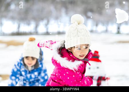 Des enfants japonais jouant dans la neige Banque D'Images