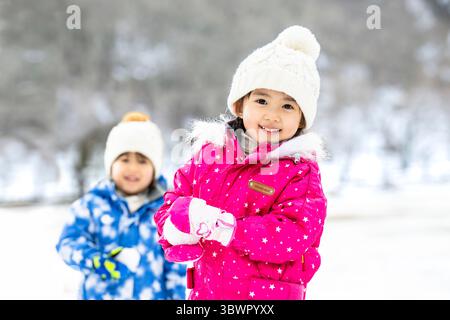 Des enfants japonais jouant dans la neige Banque D'Images