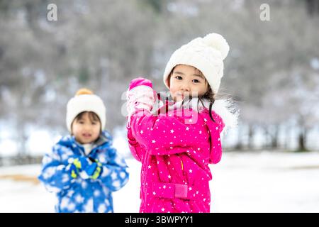 Des enfants japonais jouant dans la neige Banque D'Images