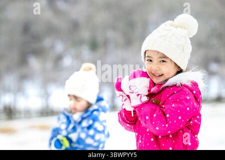 Des enfants japonais jouant dans la neige Banque D'Images