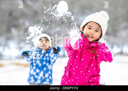 Des enfants japonais jouant dans la neige Banque D'Images