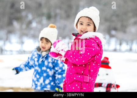 Des enfants japonais jouant dans la neige Banque D'Images