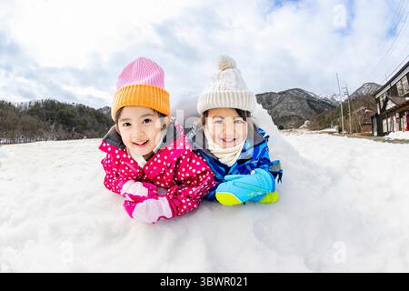 Des enfants japonais jouant dans la neige Banque D'Images