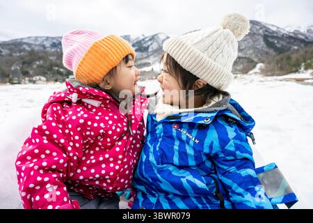 Des enfants japonais jouant dans la neige Banque D'Images