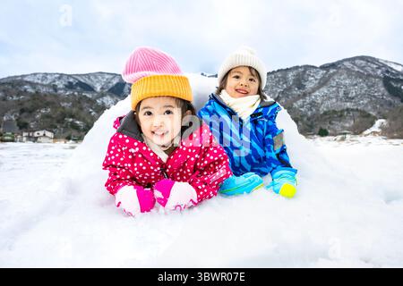 Des enfants japonais jouant dans la neige Banque D'Images