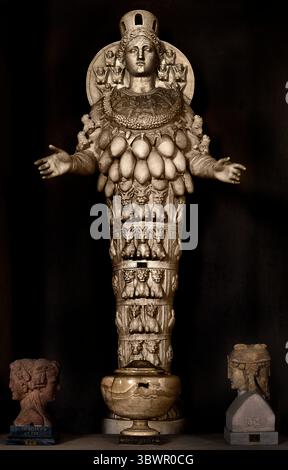 Artémis Éphésien, dans le Musée archéologique d'Éphèse. Selçuk, Turquie. 1er siècle ce.,grec, Grèce, ( statue en marbre de la Déesse mère Artémis d'Éphèse au Musée Selcuk Turquie ) Banque D'Images