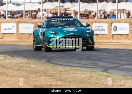 Aston Martin Vantage F1 voiture de sécurité conduisant sur la piste de montée de colline au Goodwood Festival of Speed 2025 événement de sport automobile Banque D'Images