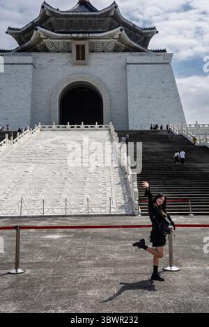Un touriste posant pour une photo du mémorial de Chaing Kai-shek, place de la liberté, Taipei, Taiwan Banque D'Images