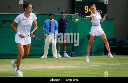 3 juillet 2021 : Sara Sorribes Tormo et Paula Badosa d'Espagne jouant en double au tournoi de tennis du Grand Chelem des Championnats de Wimbledon 2021 (crédit image : © Rob Prange/AFP7 via ZUMA Wire) Banque D'Images