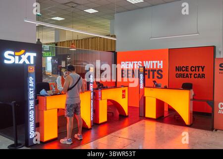 Client au service de location Sixt à l'aéroport de Nice. Banque D'Images