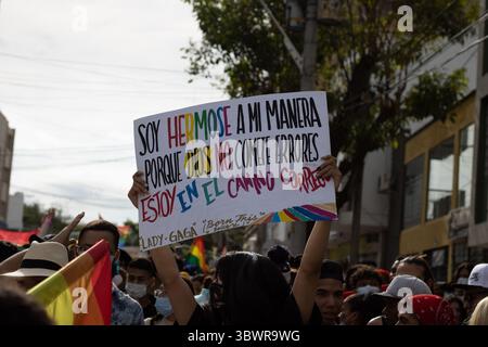 26 juin 2021, Barranquilla, Atlantico, Colombie : un manifestant tient une pancarte qui dit ''je suis belle comme Dieu m'a fait, parce qu'il ne commet jamais d'erreurs, je suis sur la bonne voie'' alors que des milliers de membres des communautés LGTBIQ de Barranquilla, Colombie participent au défilé international de la fierté célébré le 26 juin 2021. (Crédit image : © Alex Ditta/LongVisual via ZUMA Wire) Banque D'Images