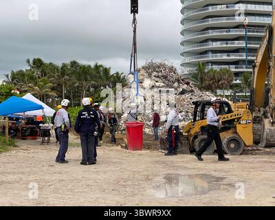 Le 28 juin 2021, Surfside, Floride, États-Unis : les équipes de recherche et de sauvetage recherchent des survivants possibles et récupèrent des restes sur le site du Condo Champlain Towers South de 12 étages en bord de mer, qui s'est partiellement effondré vers 2 heures du matin le jeudi 24 juin 2021. (Crédit image : © Miami-Dade Fire & Rescue/ZUMA Press Wire Service) Banque D'Images