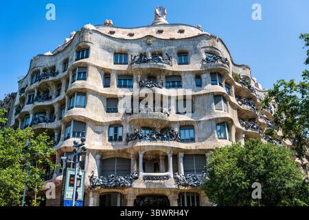 Casa Milà (la Pedrera) conçue par l'architecte catalan Antoni Gaudi sur le Passeig de Gràcia dans le quartier de l'Eixample à Barcelone en Catalogne en Espagne Banque D'Images