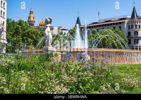 Fontaines et sculptures sur la Plaça de Catalunya dans le quartier de l'Eixample à Barcelone dans la région de Catalogne en Espagne Banque D'Images