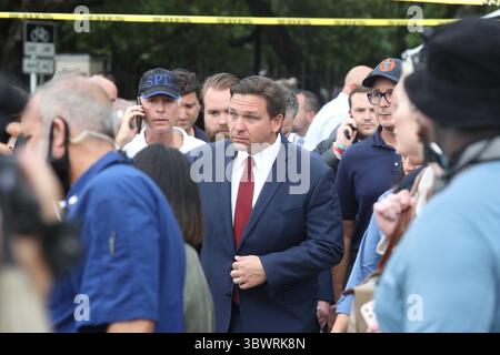28 juin 2021 : le gouverneur Ron DeSantis après l'effondrement partiel tôt le matin du condo Champlain Towers South de 12 étages, situé au 8777, avenue Collins, à Surfside, Floride, le jeudi 24 juin, 2021. (crédit image : © Susan stocker/TNS via ZUMA Wire/TNS via ZUMA Wire) Banque D'Images