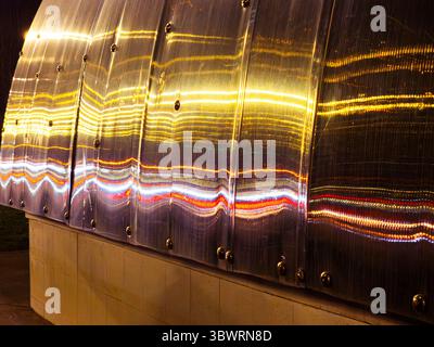 Traînées de lumière se reflétant sur les feuilles de plastique polycarbonate créant un motif abstrait et coloré la nuit Banque D'Images