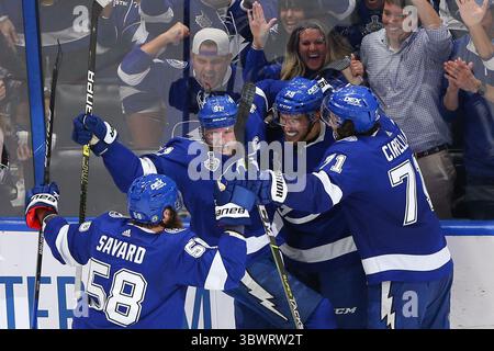 7 juillet 2021 : Steven Stamkos (91 ans), le Lightning Center de Tampa Bay et Ross Colton (79 ans), l’aile gauche du Lightning de Tampa Bay, célèbrent un but avec leurs coéquipiers lors du cinquième match éliminatoire de la finale de la Coupe Stanley de la LNH à l’Amalie Arena de Tampa, en Floride. Andrew J. Kramer/Cal Sport Media(crédit image : &copy ; Andrew J. Kramer/CSM via ZUMA Wire) Banque D'Images
