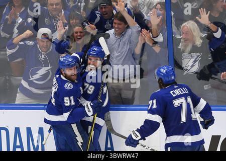 7 juillet 2021 : Steven Stamkos (91 ans) et Ross Colton (79 ans), le Lightning de Tampa Bay célèbrent un but lors du cinquième match éliminatoire de la finale de la Coupe Stanley de la LNH à l'Amalie Arena de Tampa, en Floride. Andrew J. Kramer/Cal Sport Media(crédit image : &copy ; Andrew J. Kramer/CSM via ZUMA Wire) Banque D'Images