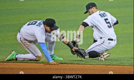 8 juillet 2021, Surfside, Floride, USA : Miami Marlins Short stop MIGUEL ROJAS (19 ans) et Miami Marlins troisième joueur de base JON BERTI (5 ans) poursuivent une balle au sol frappée par le deuxième joueur de base des Los Angeles Dodgers G. Lux (9 ans) en neuvième manche au parc LoanDepot à Miami. Dodgers a gagné 6 :1. (Crédit image : © Al Diaz/TNS via ZUMA Wire/TNS via ZUMA Wire) Banque D'Images