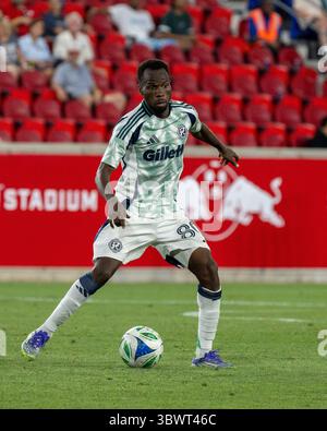 Harrison, États-Unis. 16 juillet 2025. Alhassan Yusuf (80) de la Nouvelle-Angleterre vu en action lors du match de football entre les New York Red Bulls et la Nouvelle-Angleterre au Sports Illustrated Stadium. New York Red Bulls 5 - 3 New England crédit : SOPA images Limited/Alamy Live News Banque D'Images
