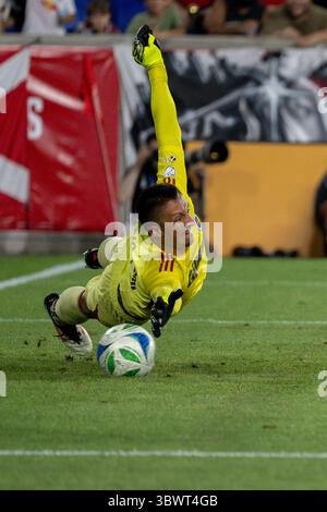 Harrison, États-Unis. 16 juillet 2025. Le gardien de but Aljaz Ivacic (31) de la Nouvelle-Angleterre vu en action lors du match de football entre les New York Red Bulls et la Nouvelle-Angleterre au Sports Illustrated Stadium. New York Red Bulls 5 - 3 New England crédit : SOPA images Limited/Alamy Live News Banque D'Images