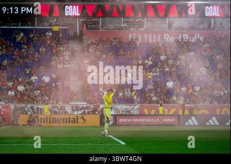 Harrison, États-Unis. 16 juillet 2025. Le gardien de but Aljaz Ivacic (31) de la Nouvelle-Angleterre vu en action lors du match de football entre les Red Bulls de New York et la Nouvelle-Angleterre au Sports Illustrated Stadium. New York Red Bulls 5 - 3 New England crédit : SOPA images Limited/Alamy Live News Banque D'Images