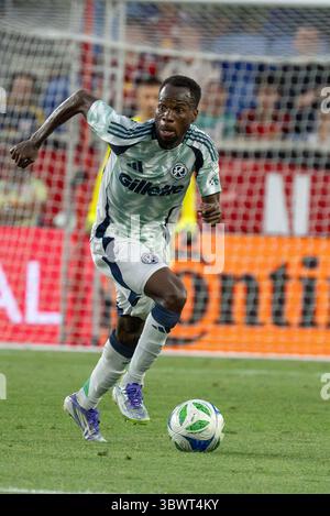Harrison, États-Unis. 16 juillet 2025. Alhassan Yusuf (80) de la Nouvelle-Angleterre vu en action lors du match de football entre les New York Red Bulls et la Nouvelle-Angleterre au Sports Illustrated Stadium. New York Red Bulls 5 - 3 New England crédit : SOPA images Limited/Alamy Live News Banque D'Images
