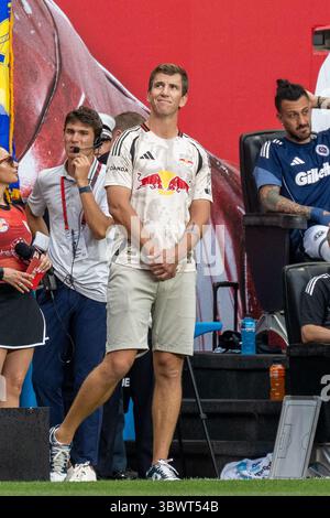 Harrison, États-Unis. 16 juillet 2025. Ancien quarterback des New York Giants Eli Manning vu avant le match de football entre les New York Red Bulls et la Nouvelle-Angleterre au Sports Illustrated Stadium. New York Red Bulls 5 - 3 New England crédit : SOPA images Limited/Alamy Live News Banque D'Images