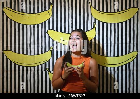 Édimbourg Écosse, Royaume-Uni 17 juillet 2025. Le personnel de la galerie pose avec des œuvres d'art à l'exposition IKEA, Magical Patterns des Dovecot Studios. crédit sst/alamy live news Banque D'Images